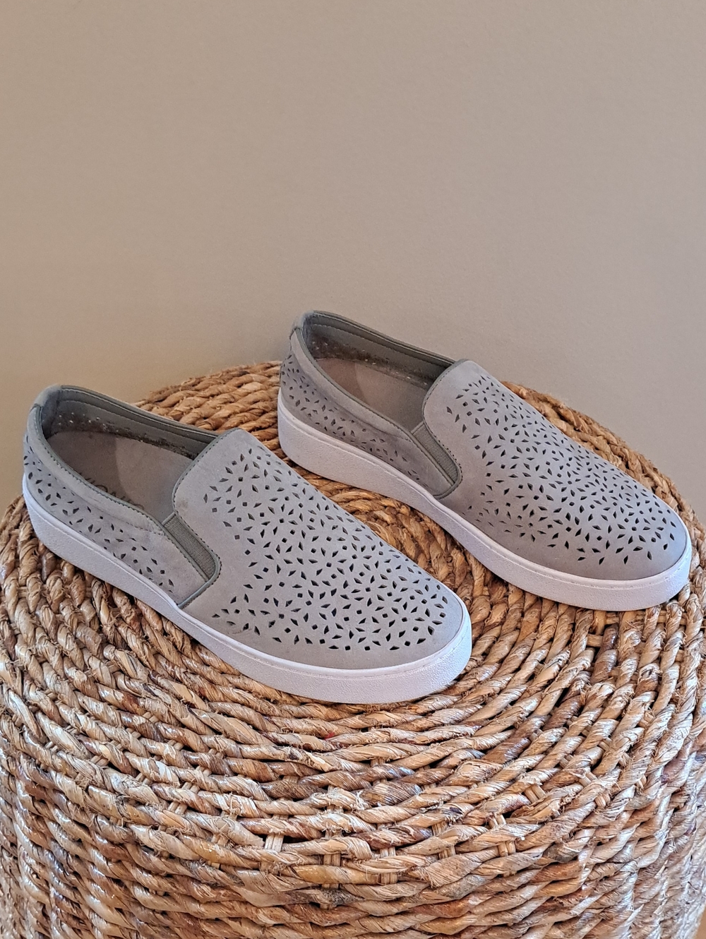 Vionic Womens Athleisure Grey Leather Slip-On Perforated Loafer Sneakers 7.5